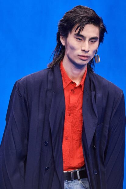 Balenciaga lanza bolsas de Hello Kitty en su colección de hombre