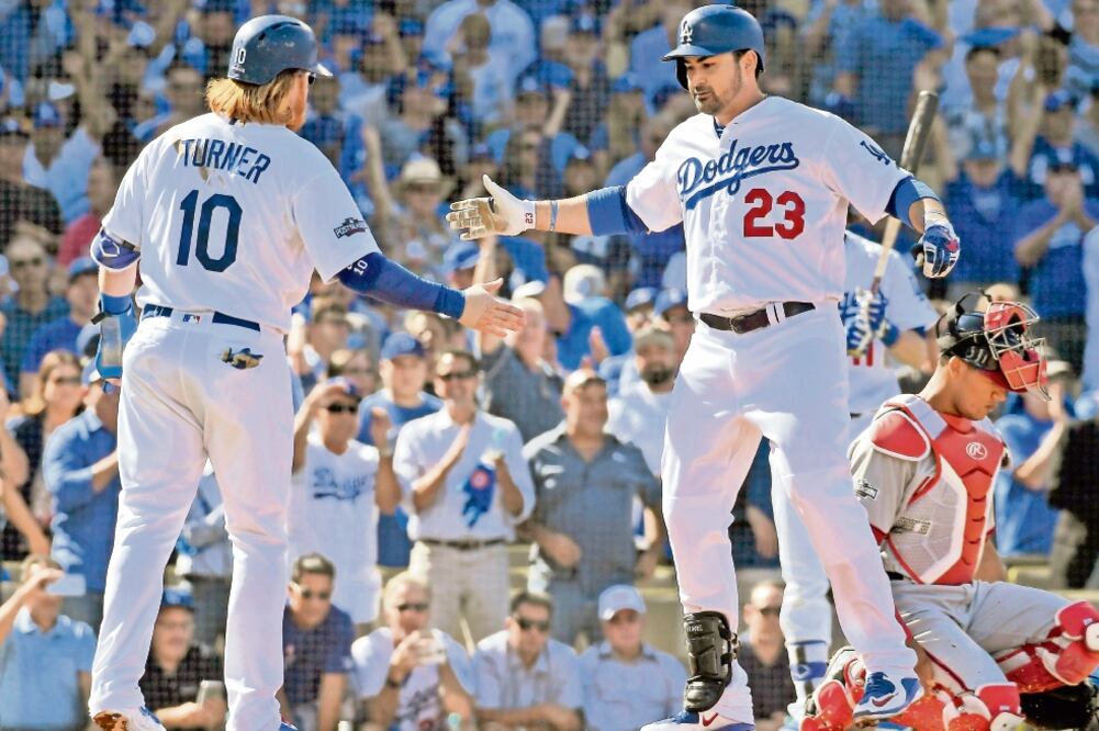 Adrián González elogió la labor de Julio Urías y Carlos Ruiz. (FOTO: MARK J. TERRILL. AP)