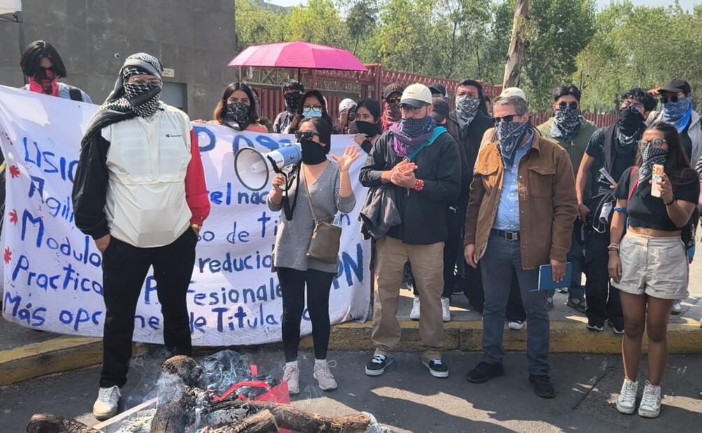 Estudiantes de Universidad Pedagógica cierran Cámara de Diputados y bloquean Congreso de la Unión (26/11/2025). Foto: Antonio López / EL UNIVERSAL