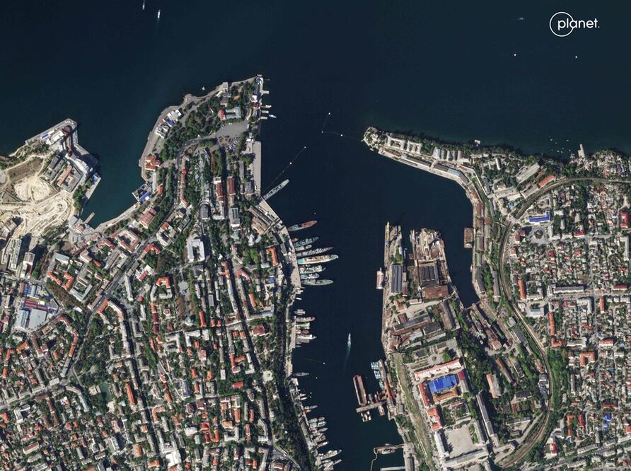 Esta imagen satelital publicada el 23 de septiembre de 2023 por Planet Labs PBC muestra una vista aérea de la ciudad de Sebastopol, antes de que un ataque con misiles alcanzara el cuartel general de la flota de Moscú en el Mar Negro en la anexada Crimea, provocando un gran incendio y dejando al menos un militar ruso desaparecido. Foto: AFP