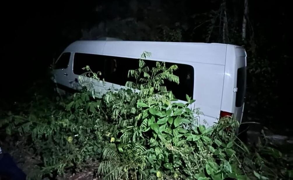 Cae a un barranco la camioneta en la que viajaba "El Costeño". Foto: Especial