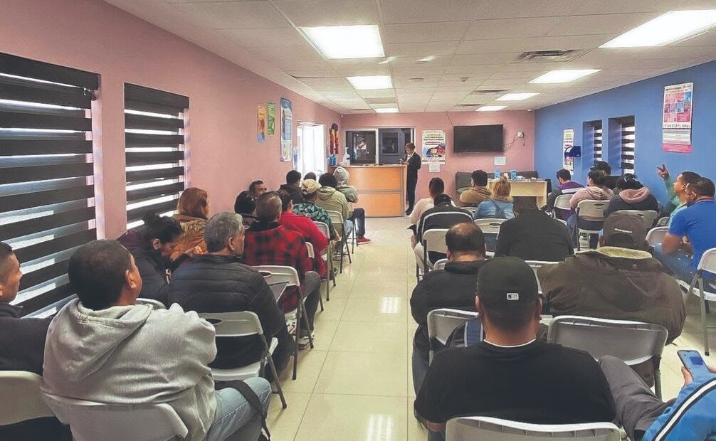 Los migrantes que en Ciudad Juárez iniciaron sus trámites para permanecer legalmente en el país, lamentaron la burocracia en las oficinas del INM. Foto: Especial