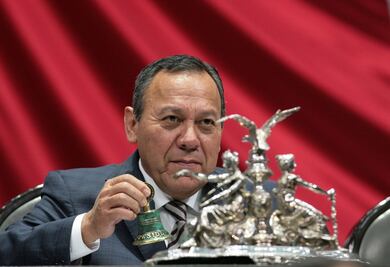 Zambrano presentará iniciativa para regular salarios de funcionarios