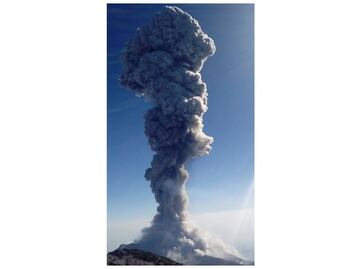 Volcán de Colima emite fumarola de más de 3.5 km