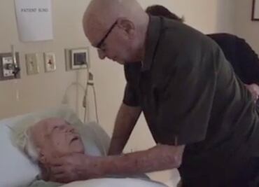 Abuelo dedica hermosa canción de amor a esposa moribunda