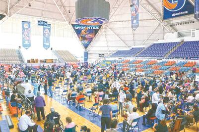 Aglomeraciones y largas filas para la vacunación en Jalisco