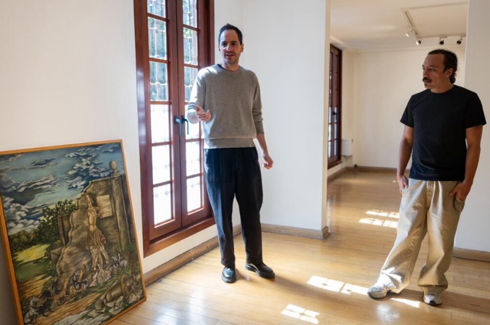 Enrique Giner (artista) y Juan Pérez (director de la Galería de Arte Mexicano).
Foto: Hugo Salvador / EL UNIVERSAL