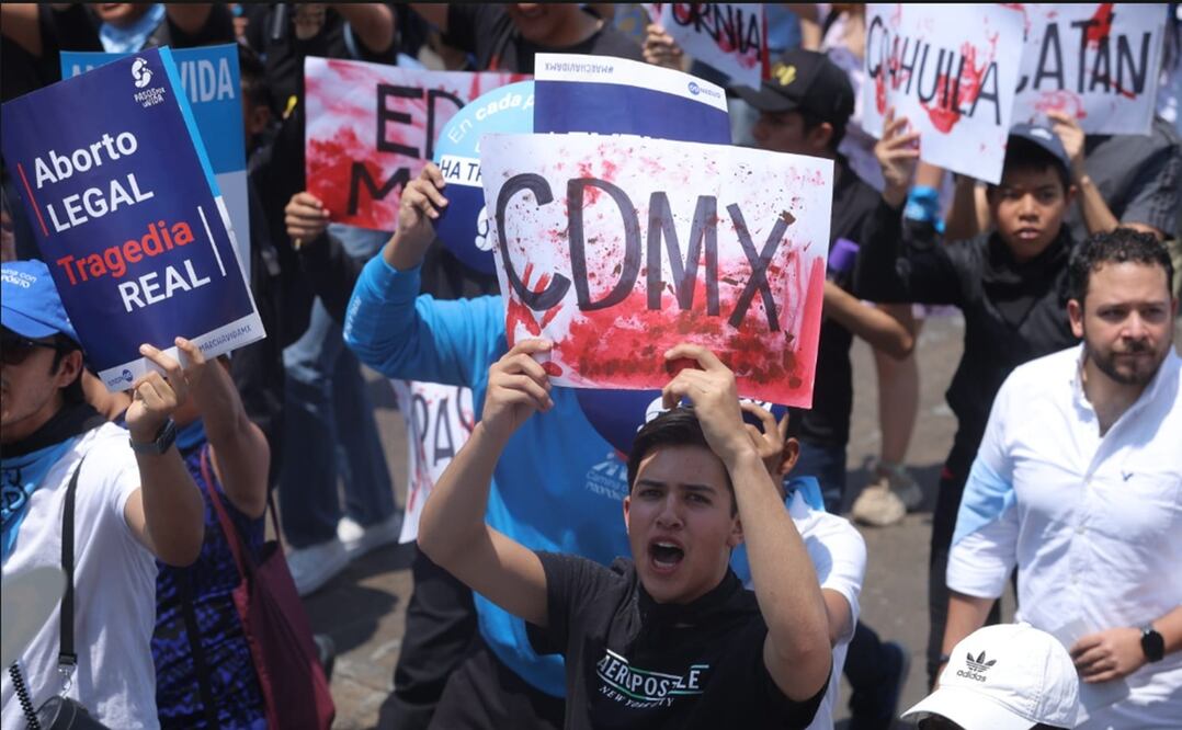 Organizaciones religiosas marcharon desde el Monumento a la Revolución para exigir un alto a la despenalización del aborto, el sábado 3 de mayo de 2025. Foto: Gabriel Pano/EL UNIVERSAL