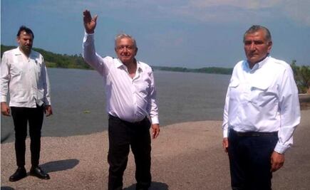 AMLO realiza supervisión a refinería de Dos Bocas; pobladores se acercan a saludarlo