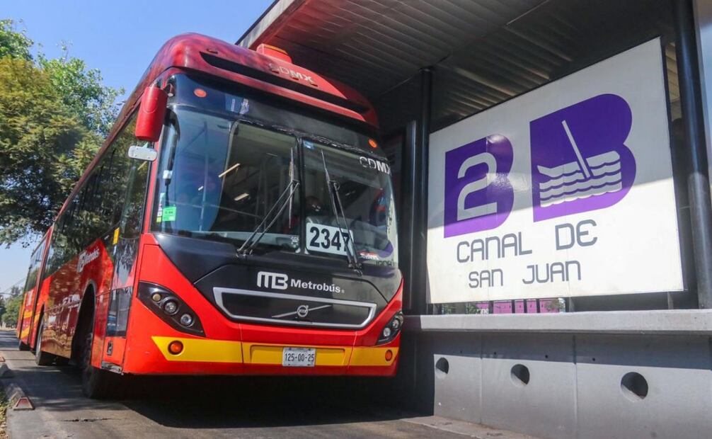 Un hombre en situación de calle empujara a una policía hacia el carril del Metrobús (02/12/2024). Foto: Axel Sánchez