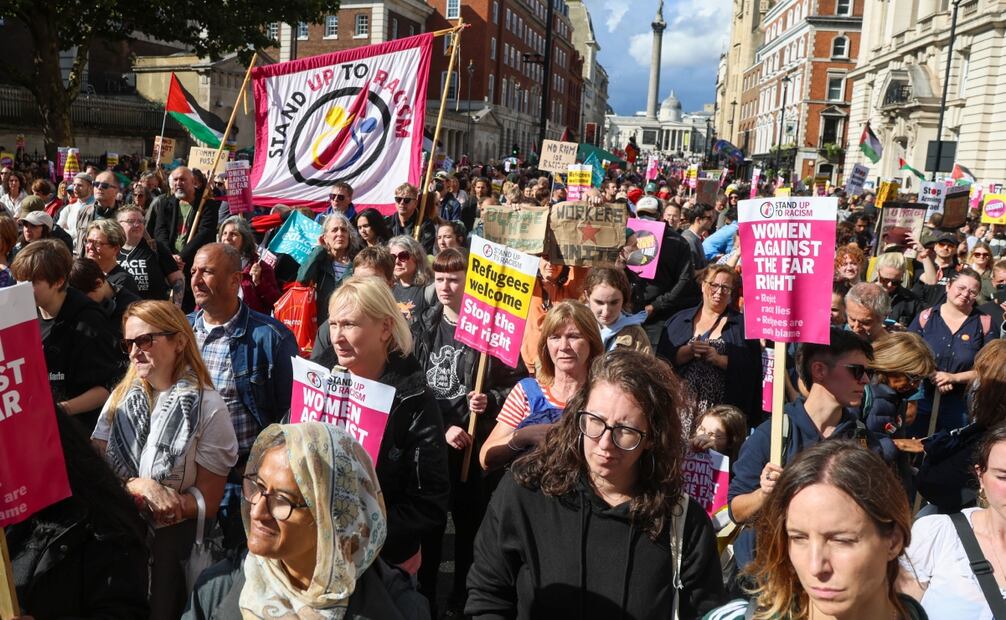 Dos manifestaciones opuestas, con decenas de miles de participantes, se están llevando a cabo en Londres. "Unir al Reino" está liderada por el activista de extrema derecha Tommy Robinson, mientras que la otra está organizada por activistas antirracistas bajo el lema "Enfrenta el Racismo". Foto: EFE