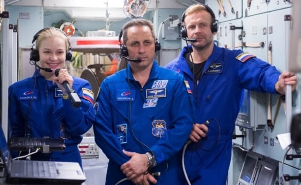 Actriz se somete al último examen antes de rodar la primera película en el espacio