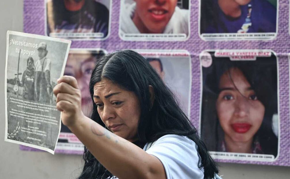 Rodada por la memoria y dignidad de personas desaparecidas con pega de carteles y fichas de búsqueda que partió de la Glorieta de las personas desaparecidas. Foto: Berenice Fregoso / EL UNIVERSAL