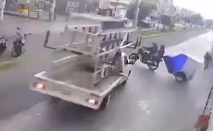 VIDEO: Camioneta embiste a mototaxi en Chimalhuacán; amputan pie a uno de los lesionados