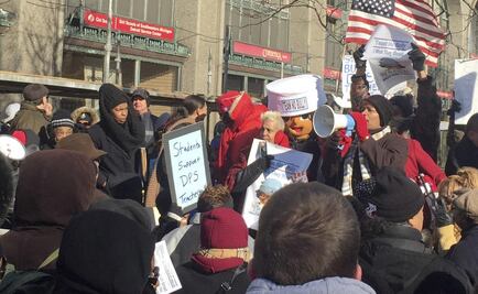 Profesores de Detroit se "enferman" como protesta; suspenden clases