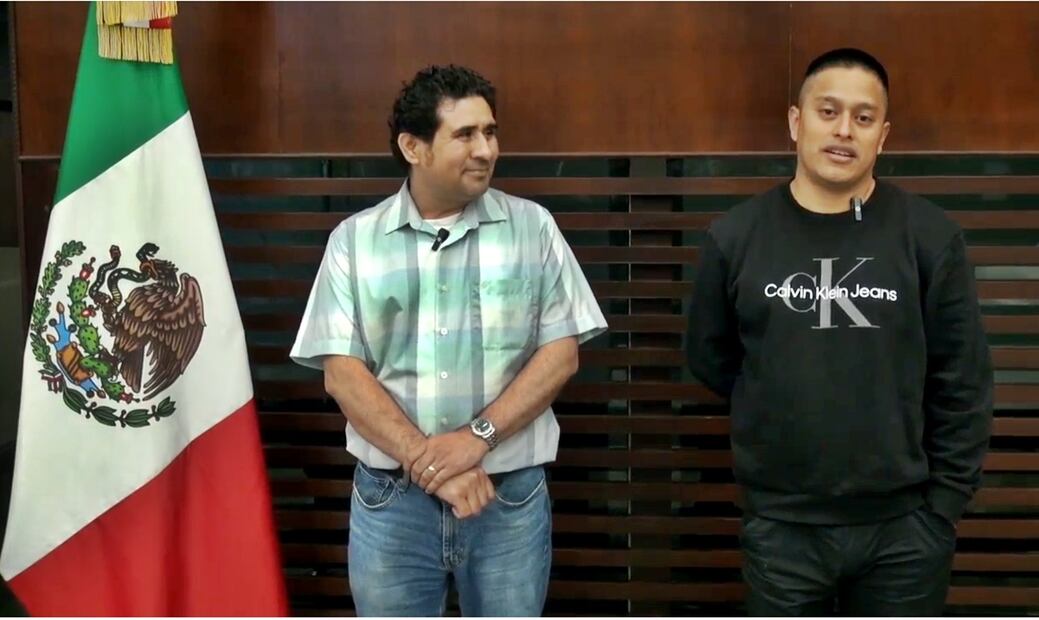 Los mexicanos Marcos Gómez Jerez y Arturo Alberto Zacarías Meza llegaron la noche de este jueves 23 de enero de 2025 a nuestro país, tras haber sido secuestrados por hutíes de Yemen. Foto: SRE