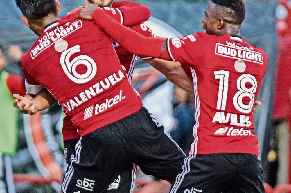 Con los goles de Martín y Lucero, Xolos libró la “maldición del líder”. (GUILLERMO ARIAS. AFP)