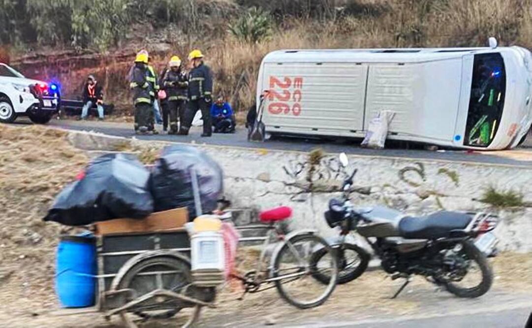 9 lesionados al volcar combi de transporte público en Atizapán de Zaragoza. Foto: Especial.