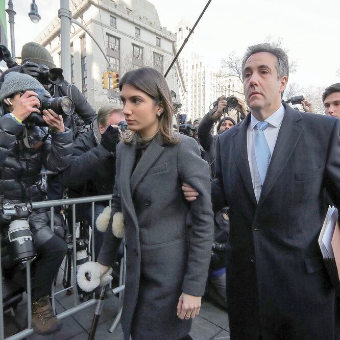 El ex abogado de Trump, Michael Cohen (der.) acompañado de su hija Samantha, a su llegada a la Corte de Manhattan, donde ayer se le dictó sentencia. Foto: BRENDAN MCDERMID. REUTERS El ex