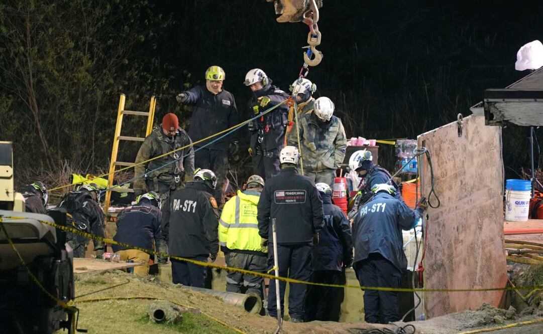 Los rescatistas buscan durante toda la noche en un socavón a Elizabeth Pollard, quien desapareció mientras buscaba a su gato, en Marguerite, Pensilvania, el martes 3 de diciembre de 2024. Foto AP