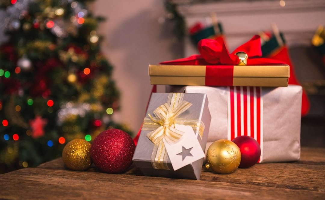 Ropa y accesorios son opciones ideales para regalar en Navidad. Foto: Freepik