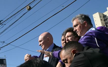 VIDEO: Atacan con piedras y objetos caravana donde viajaba Javier Milei; evacúan al presidente de Argentina en auto blindado
