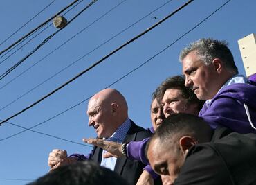 VIDEO: Atacan con piedras y objetos caravana donde viajaba Javier Milei; evacúan al presidente de Argentina en auto blindado