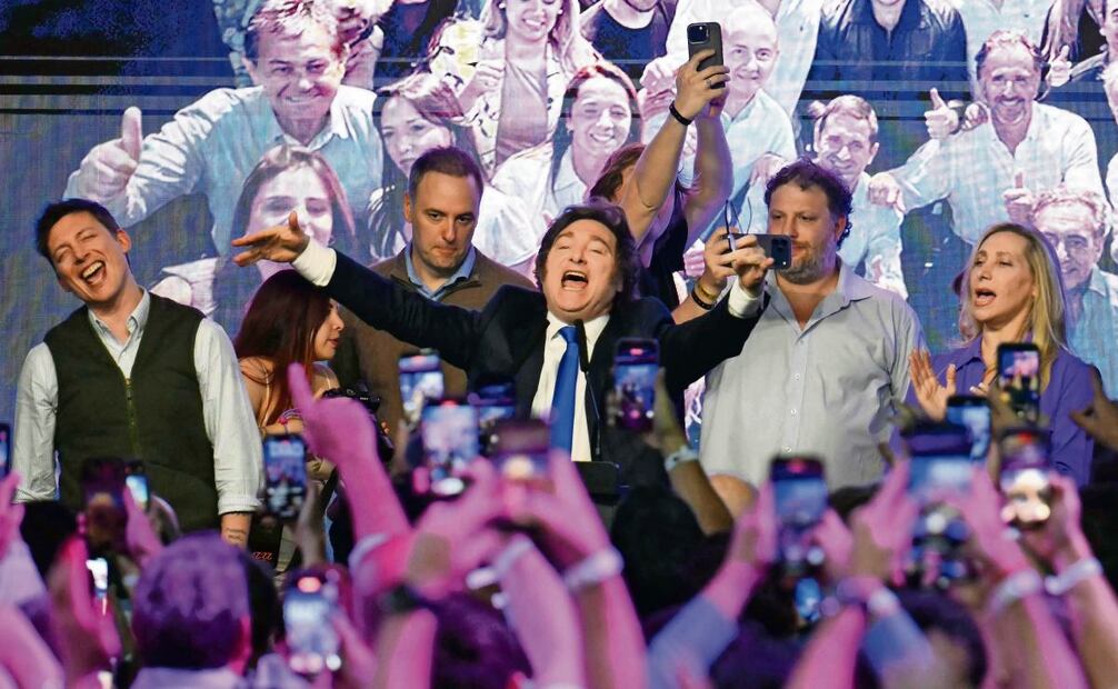 El presidente argentino celebra los resultados de las elecciones legislativas del domingo, en la sede en Buenos Aires de La Libertad Avanza. Foto: Luis Robayo / AFP