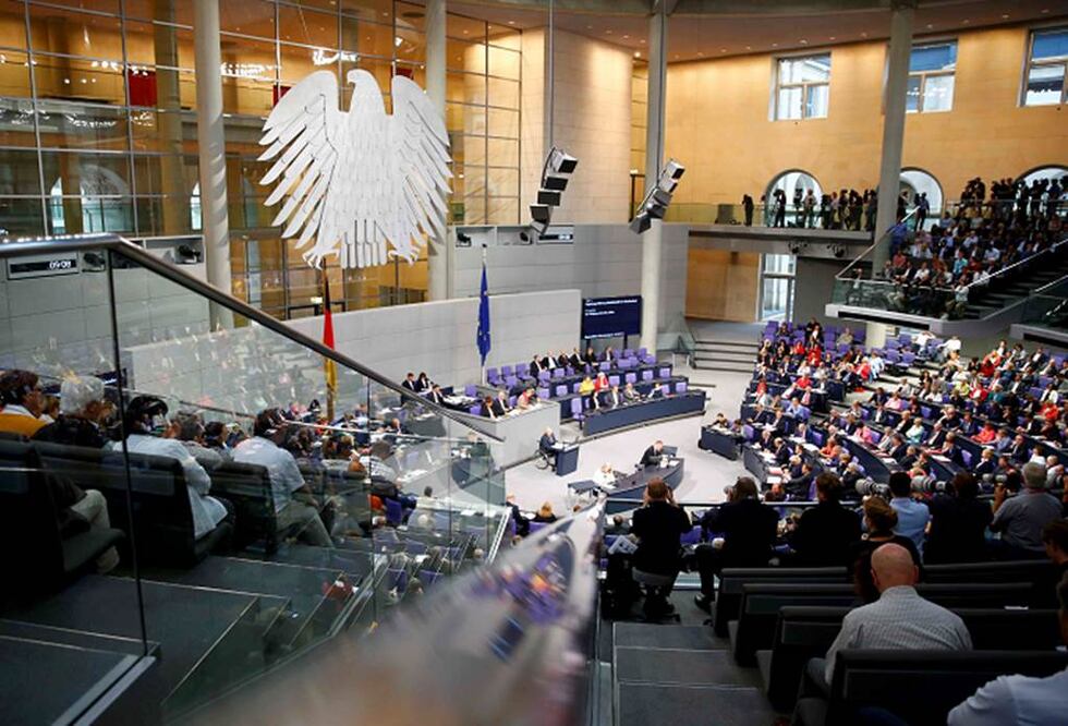 Un total de 60 diputados del grupo conservador de Merkel -de los 331 escaños del Bundestag- rechazó la propuesta (REUTERS)