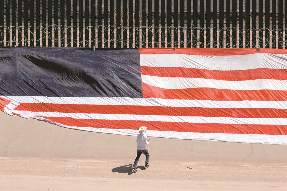 Un migrante en la frontera con Estados Unidos, cerca del río Grande, en El Paso, Texas. Foto: HERIKA MARTINEZ. AFP
