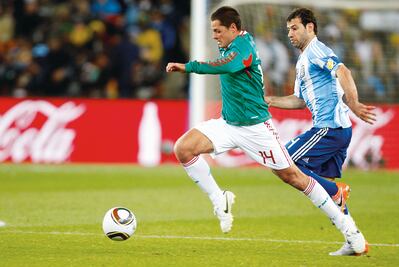 Arietes levantan la mano para suplir a 'Chicharito'