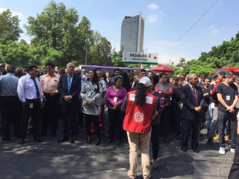 SAT realiza simulacro; evacuan a personal de oficinas centrales