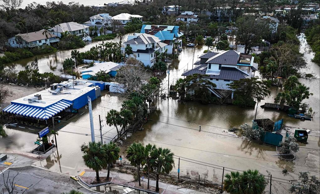 El meteoro dejó inundaciones y a más de 3 millones de personas sin electricidad; además, agravó los estragos causados por Helene, aunque evitó el impacto directo en Tampa. Foto: AFP