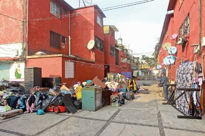‘Chocan’ policías y vecinos por desalojo en vecindad de Tepito