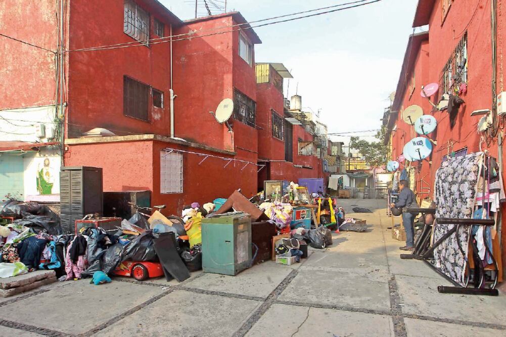 De las personas que resultaron con golpes por las piedras que fueron lanzadas por ambos bandos, ninguno necesitó ser trasladado a un hospital (FERNANDO RAMÍREZ. EL UNIVERSAL)