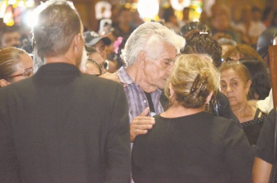 Acompañan a Celso Piña hasta el Cerro de la Campana  