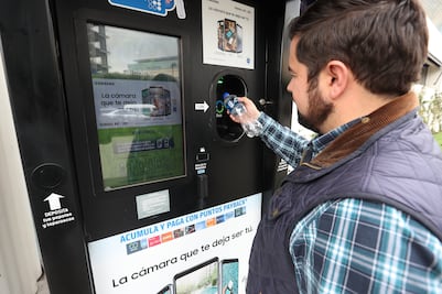 Cambian botellas por pasajes para el Metro