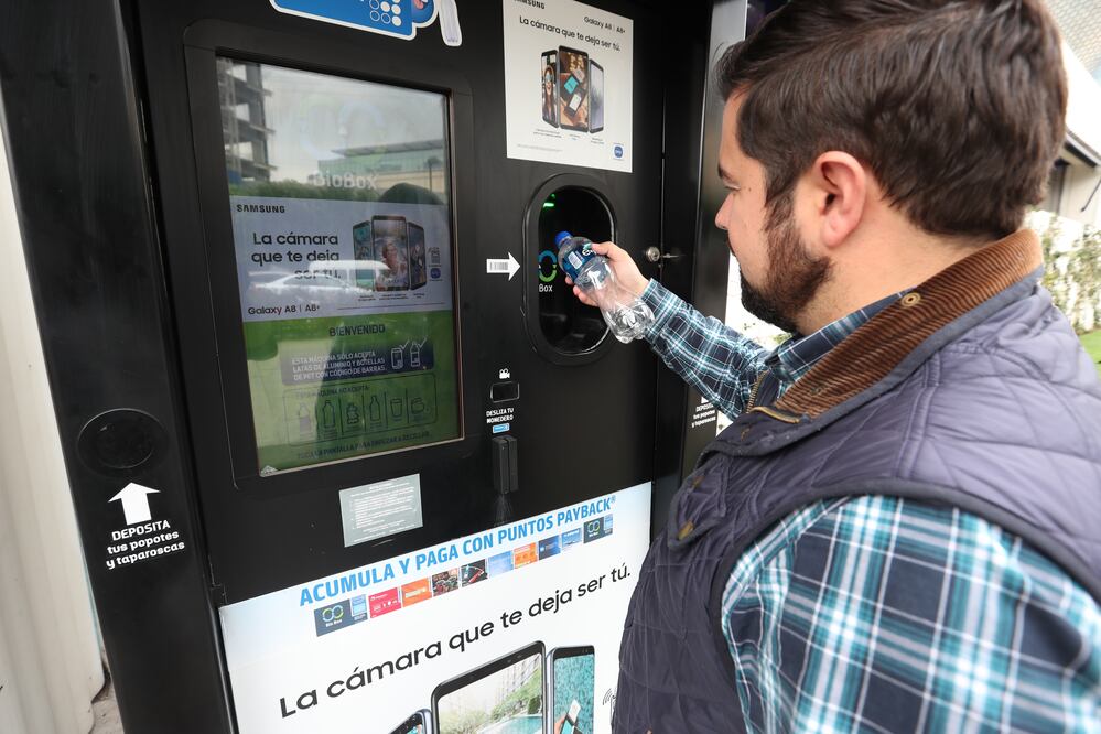 Cambian botellas por pasajes para el Metro