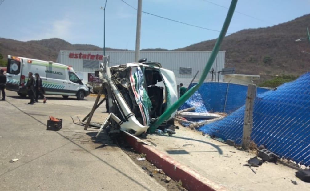 Choque entre camioneta y taxi deja un muerto y 18 heridos en Chiapas