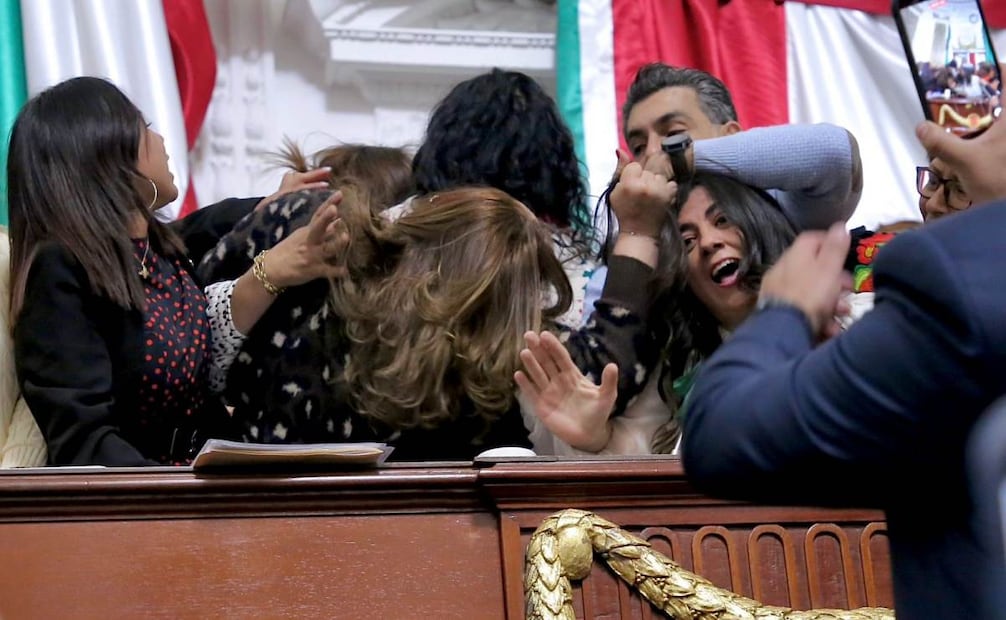 Pelea de diputadas en el Congreso de la Ciudad de México en la sesión ordinaria del 15 de diciembre de 2025 durante el debate para desaparecer Info-CDMX. Foto: Especial