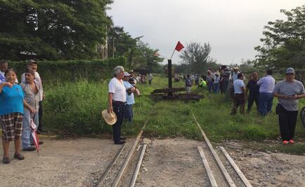 Bloquean ferrocarrileros vías del tren en Oaxaca