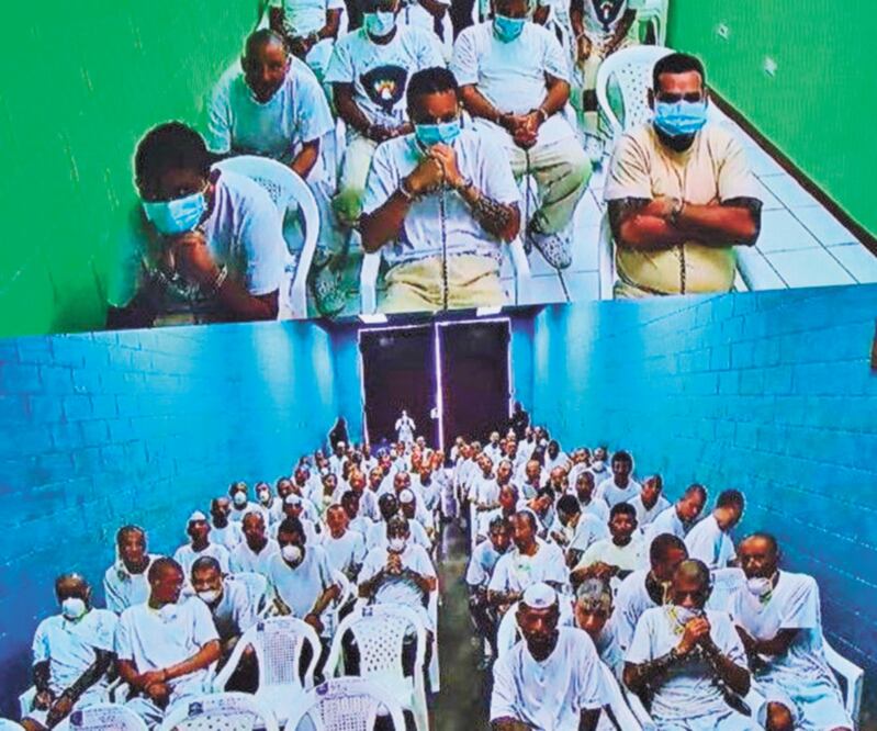 La mayoría de los 425 pandilleros de la MS-13 que desde el 7 de octubre pasado son enjuiciados en El Salvador sigue las audiencias por video. Foto: CORTESÍA EL MUNDO