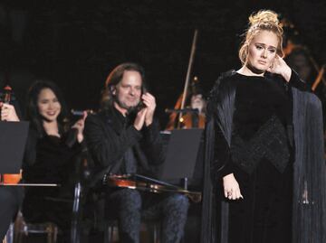 Adele falla y luego la premian