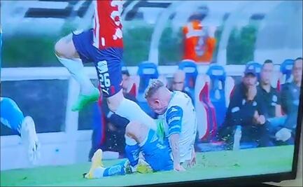 VIDEO: Gustavo Ferrareis del Puebla sufre brutal y escalofriante lesión ante Chivas