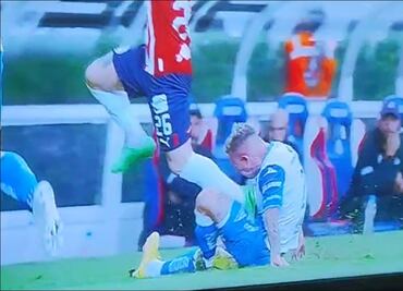 VIDEO: Gustavo Ferrareis del Puebla sufre brutal y escalofriante lesión ante Chivas