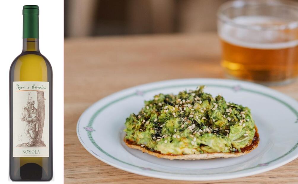 Pojer e Sandri 2022 de Nosiola y tostada de aguacate. Foto: @fuuuugaz / Instagram
