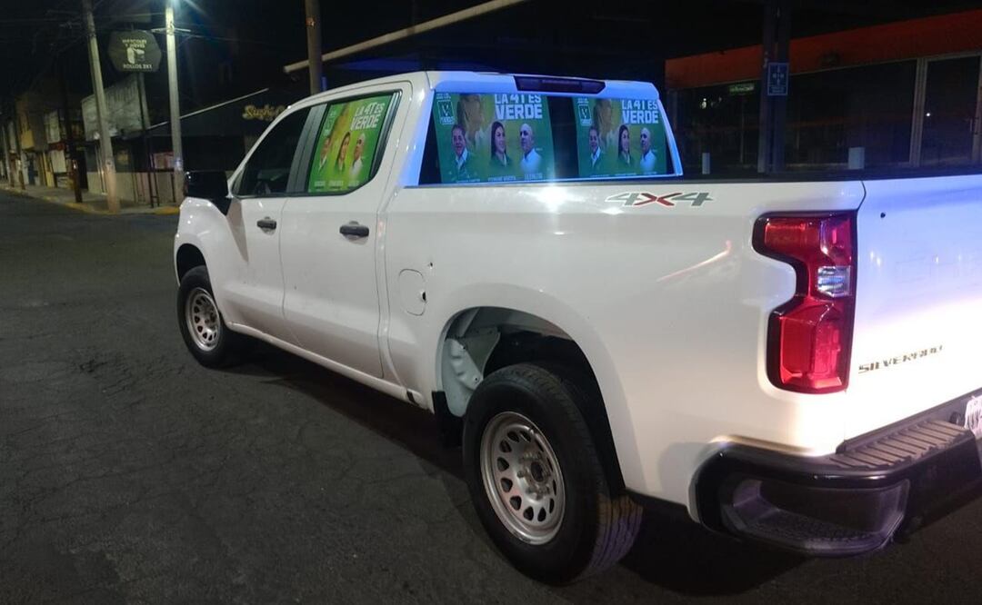 Balean camioneta del candidato del PVEM a la alcaldía de Chalco; él resulta ileso y denuncia los hechos. Foto: Especial