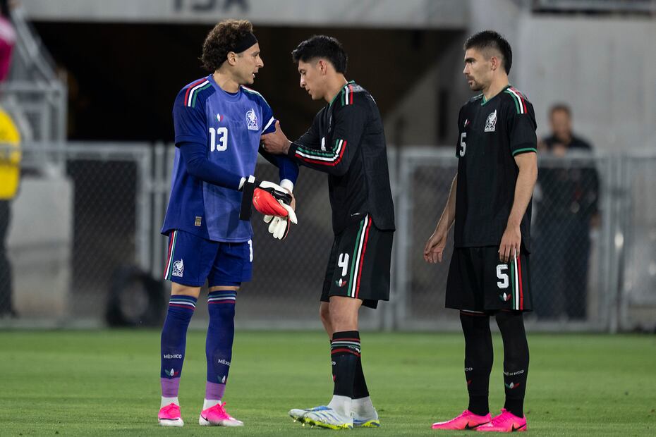 Edson Álvarez le entrega el gafete de capitán a Guillermo Ochoa, durante el partido amistoso entre México y Australia - Foto: Imago7