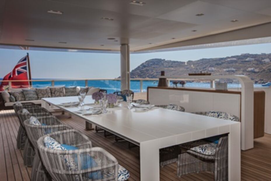 Superyate Saramour intervenido por Francesco Paszkowski