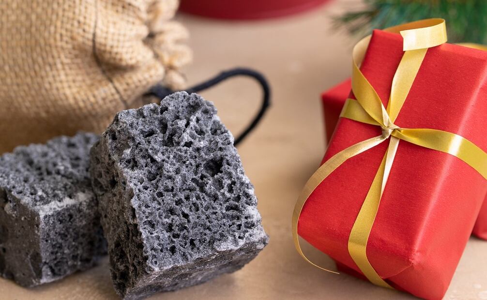 El carbón navideño es una golosina popular de la temporada. Foto: iStock
